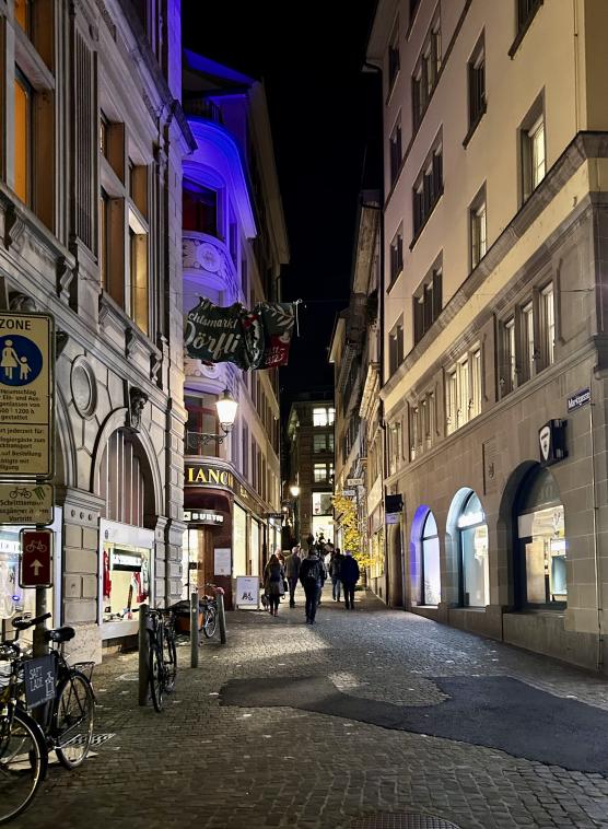 Un soir dans une rue pitonne  Zurich 